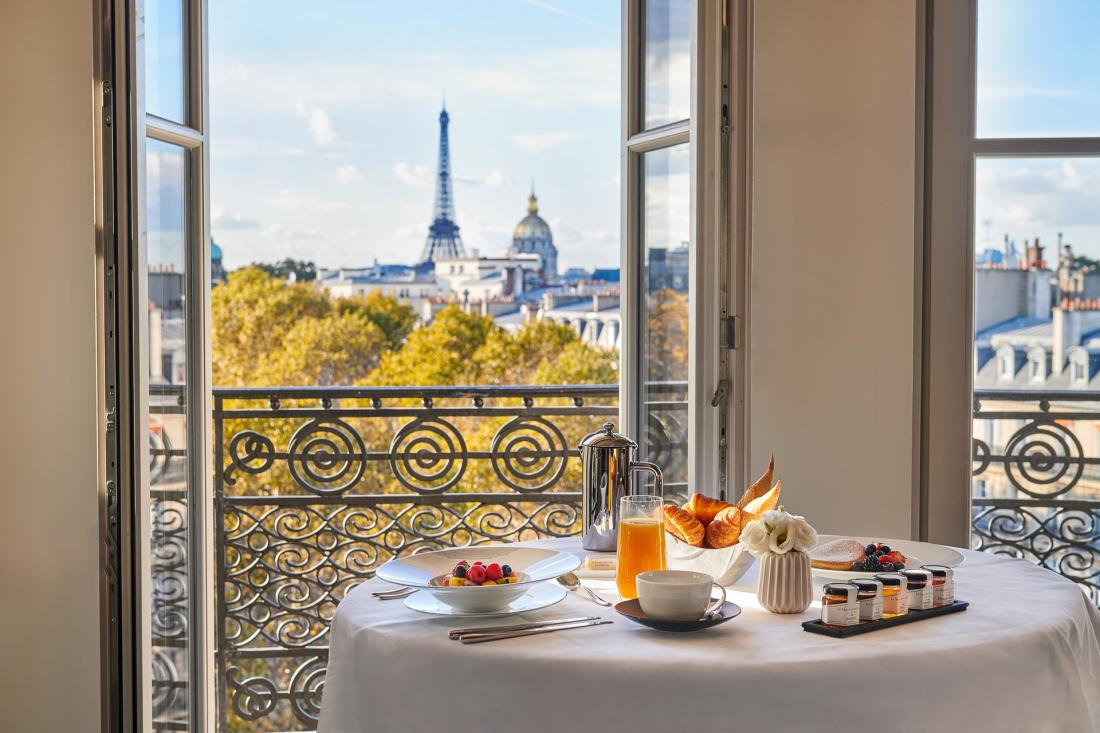 Last but not least, la Suite dispose de vue sur les toits du 7ème arrondissement et la Tour Eiffel