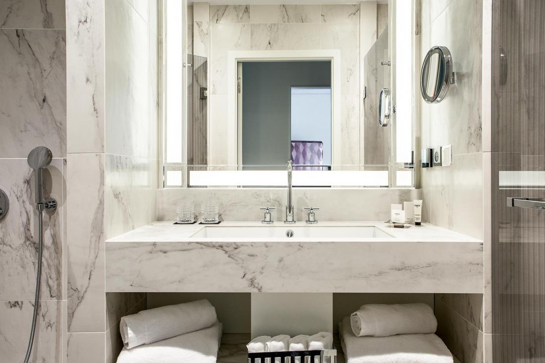 Les salles de bain en marbre sont un autre marqueur du niveau de luxe de l’Hôtel Fauchon, 5-étoiles membres des Leading Hotels of the World