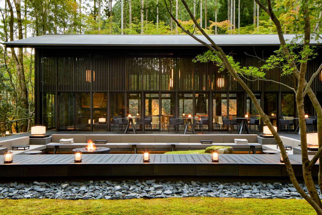 Avec sa cheminée et ses baies vitrées, le Living Pavilion by Aman abrite le restaurant signature d’Aman Kyoto