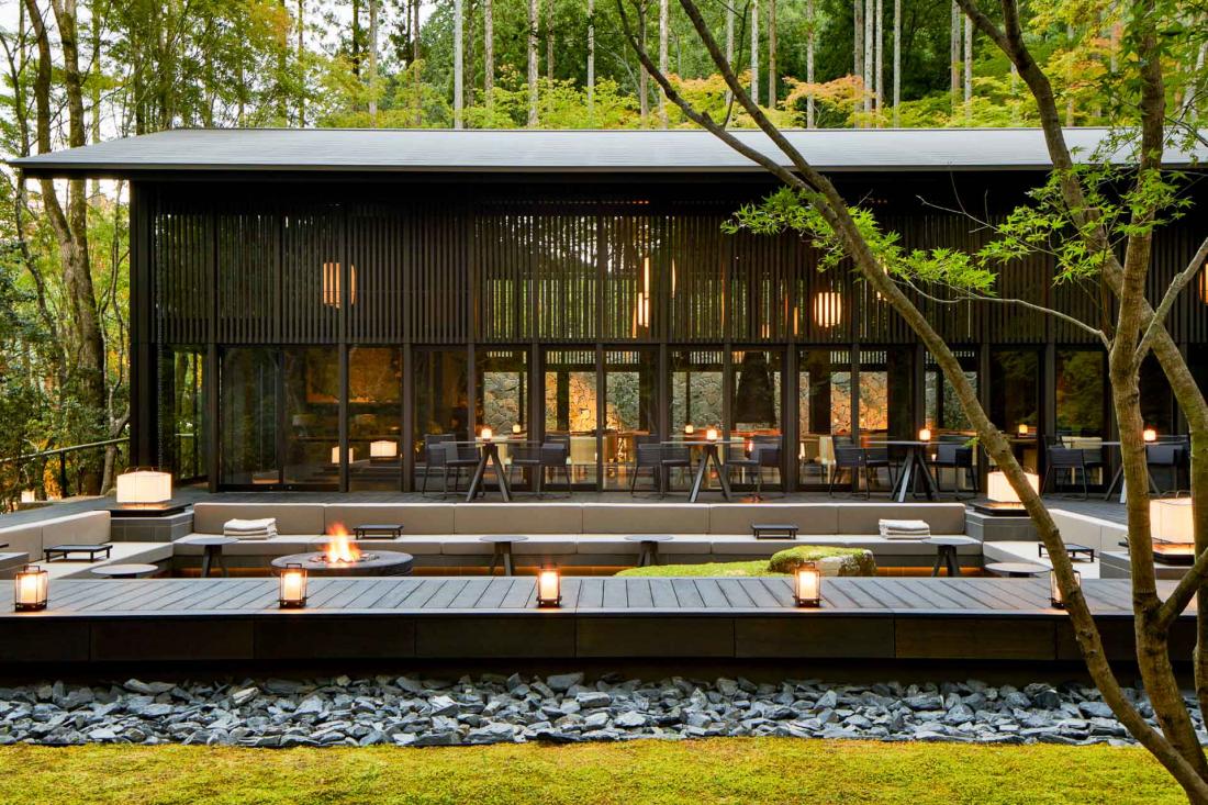 Avec sa cheminée et ses baies vitrées, le Living Pavilion by Aman abrite le restaurant signature d’Aman Kyoto Avec sa cheminée et ses baies vitrées, le Living Pavilion by Aman abrite le restaurant signature d’Aman Kyoto
