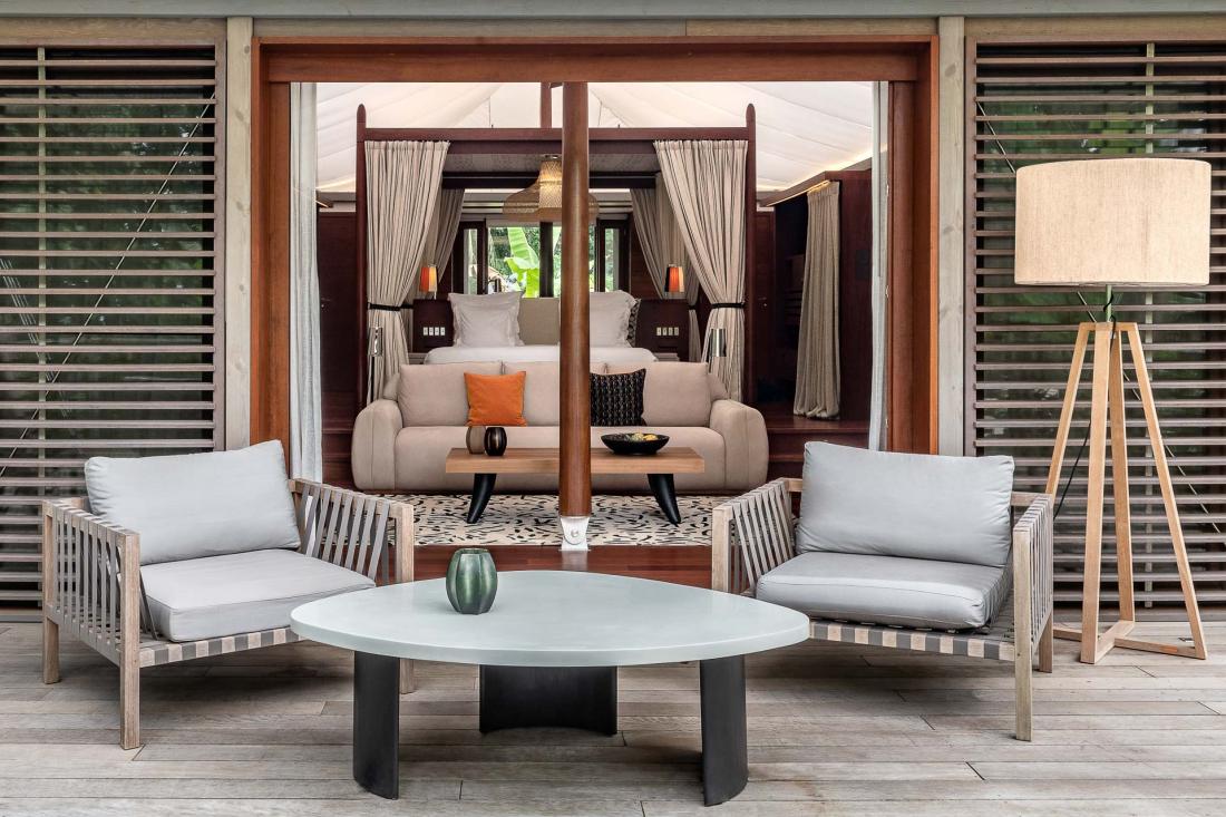 À l’extérieur, des terrasses privatives permettent d’écouter les bruissements de la jungle