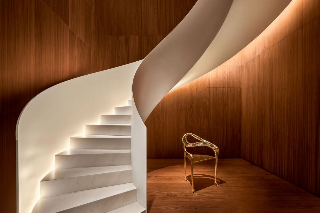 Un spectaculaire escalier en spirale, fait d’acier, de bois et de marbre mène à la Punch Room