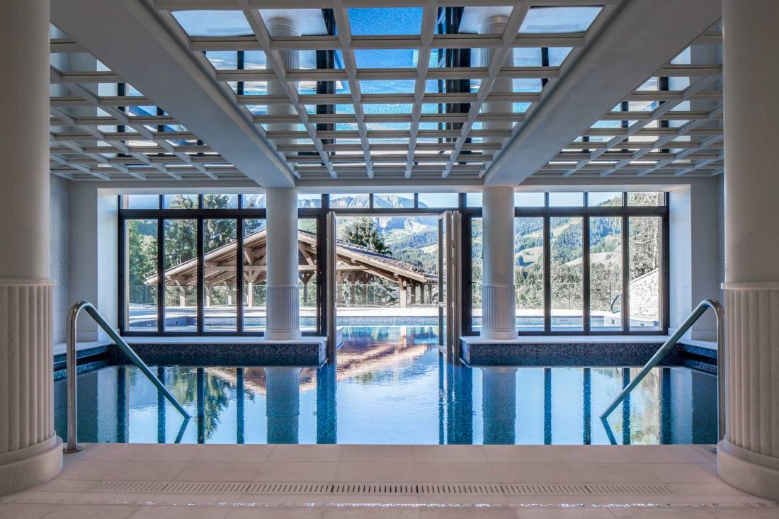 Du marbre blanc habille les salles de soin, les couloirs menant à la piscine et l’ensemble de l’espace piscine