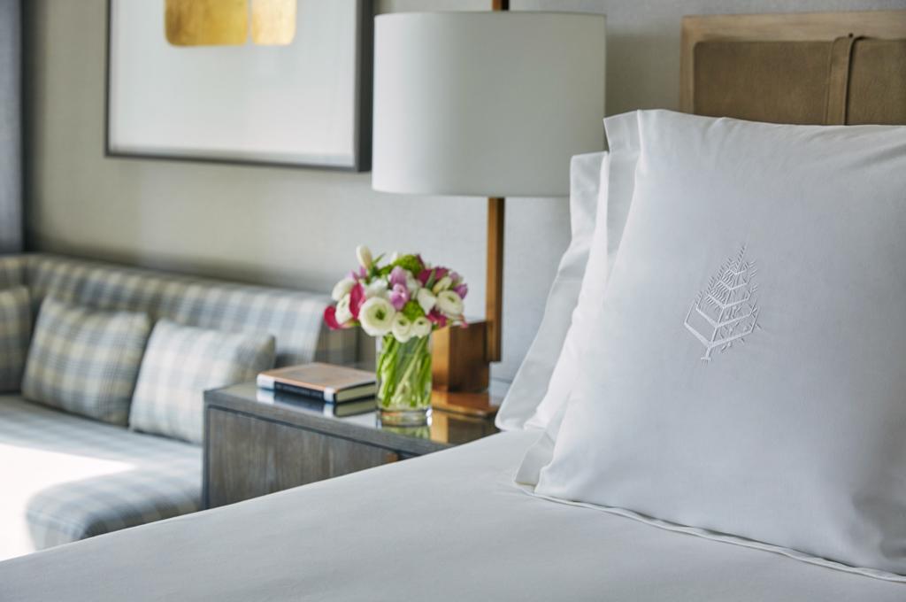On retrouve dans toutes les chambres et suites le Lit Four Seasons, entièrement personnalisable, habillé de draps de lin blanc et d’une tête de lit de couleur claire