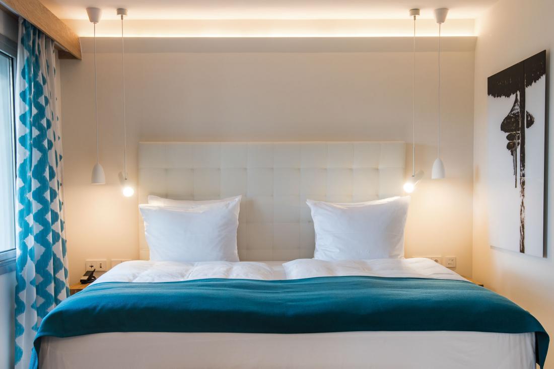 Les chambres à coucher ne sont pas immenses, mais sont séparées du salon de chaque suite