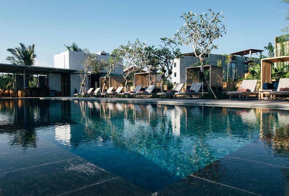 Cela n’empêche pas l’adresse de proposer une somptueuse piscine à débordement à ses clients