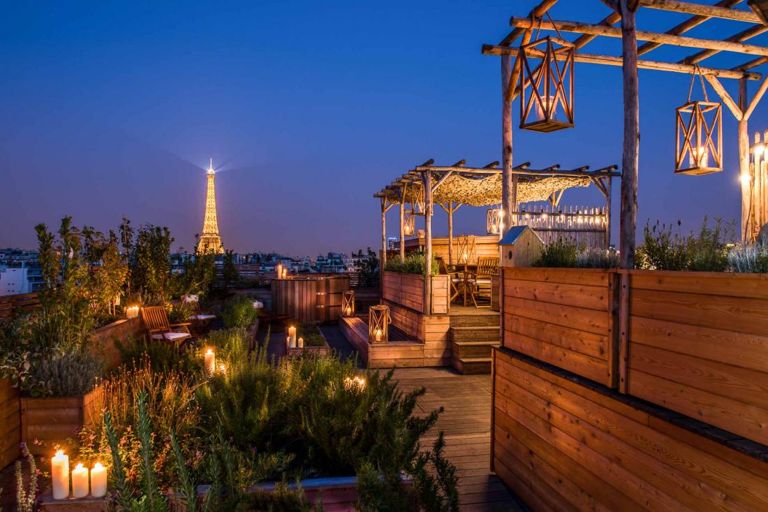 Le toit de l’hôtel a été transformé en véritable jardin urbain avec son potager et son poulailler