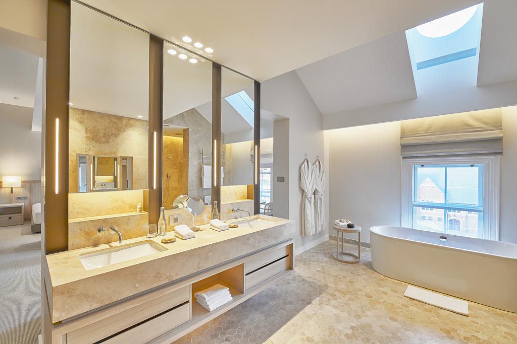 Même sensation d’espace et de luxe minimaliste dans les salles de bain