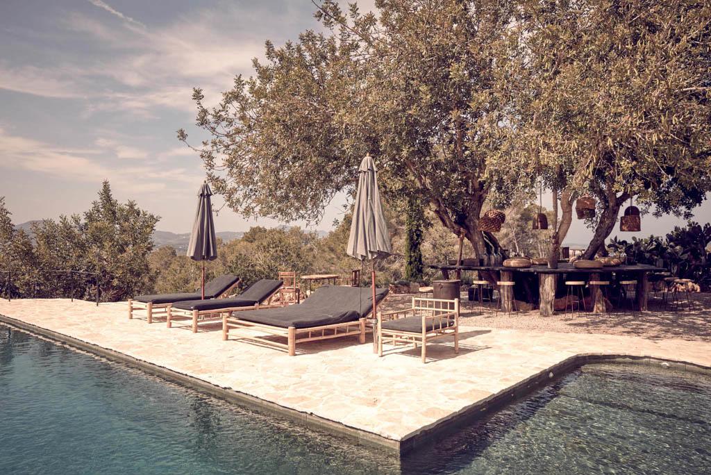 La piscine est l’un des autres lieux où la communauté est invitée à se retrouver au coucher du soleil