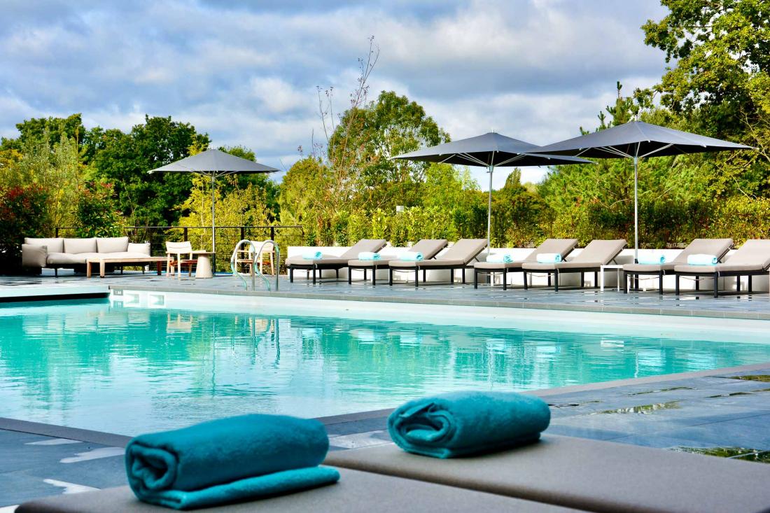 À l’extérieur du spa, un solarium et un piscine chauffée (28°C en octobre) de 16x10m 