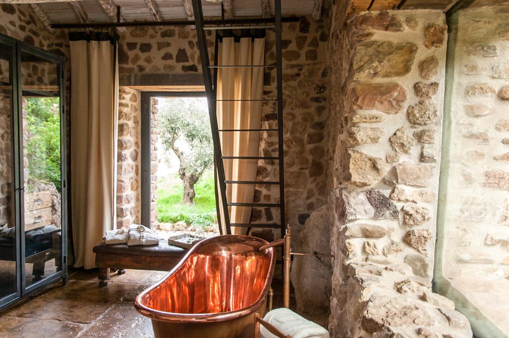 Les salles de bain illustrent parfaitement l’esprit bohème et design de la maison