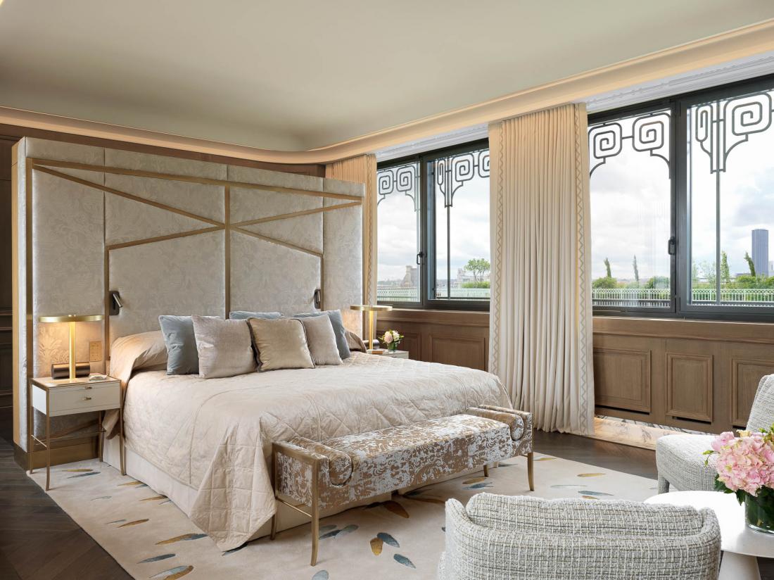 La chambre à coucher aux allures de cocon offre des vues sur Paris de part et d’autre