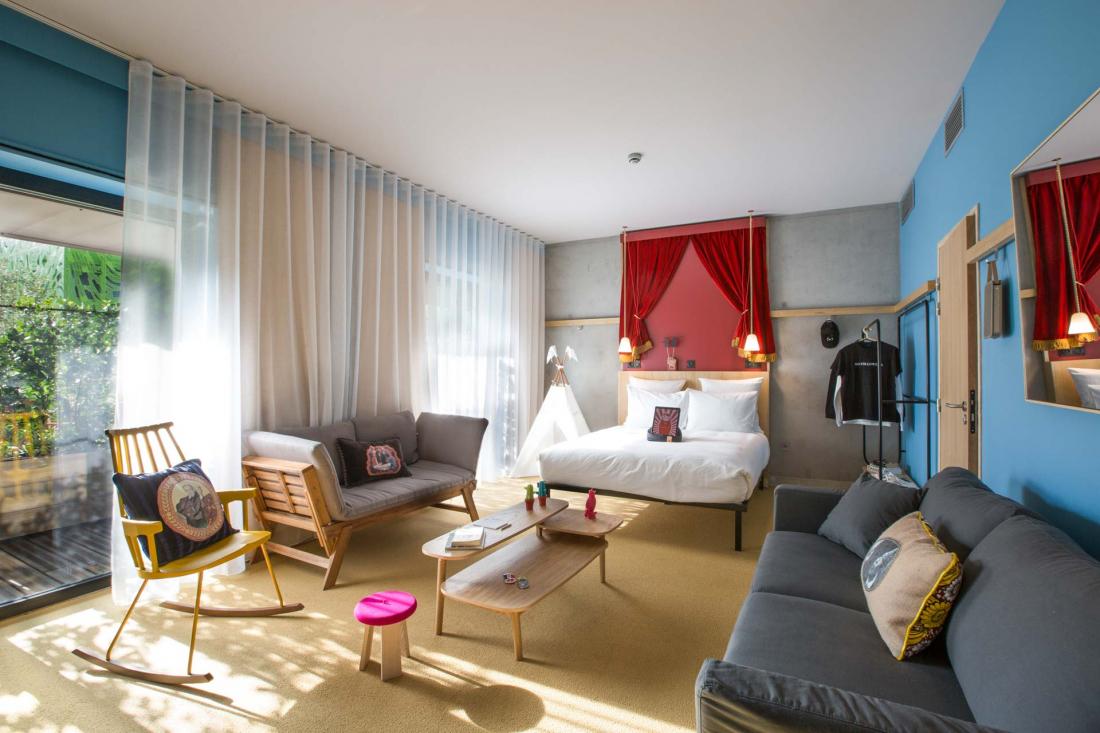 La chambre Master MOB, beaucoup plus vaste, peut accueillir jusqu’à 5 personnes (4 adultes et 1 enfant)