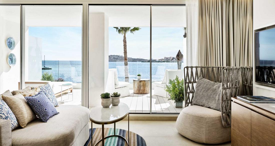 Pour les clients les plus fortunés, le NOBY Hotel Ibiza Bay dispose de vastes suites avec vues panoramiques sur Cala Talamanca