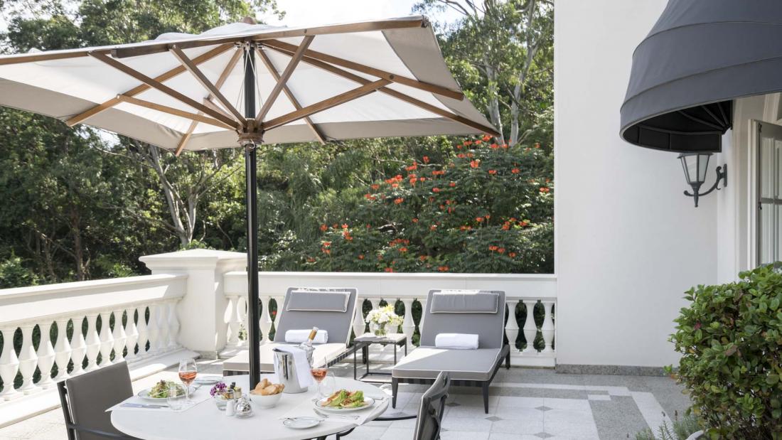 Certaines suites disposent de vastes terrasses surplombant le parc