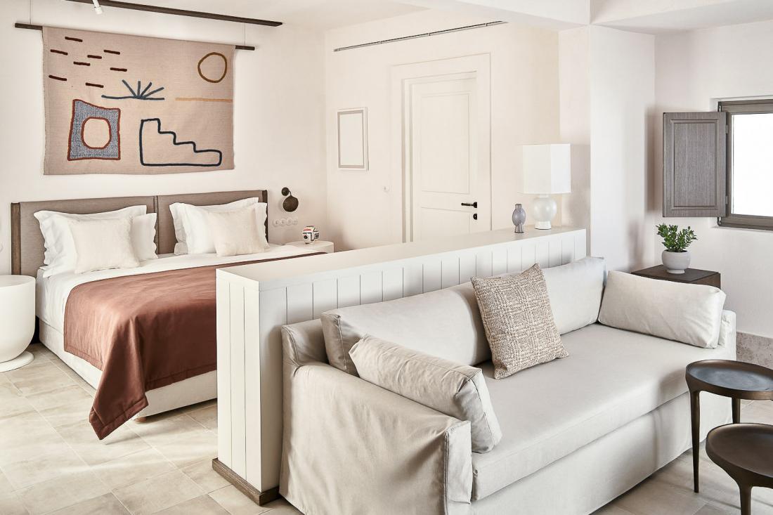 Dans la chambre, on retrouve l’élégant style minimaliste qui caractérise les intérieurs de l’hôtel