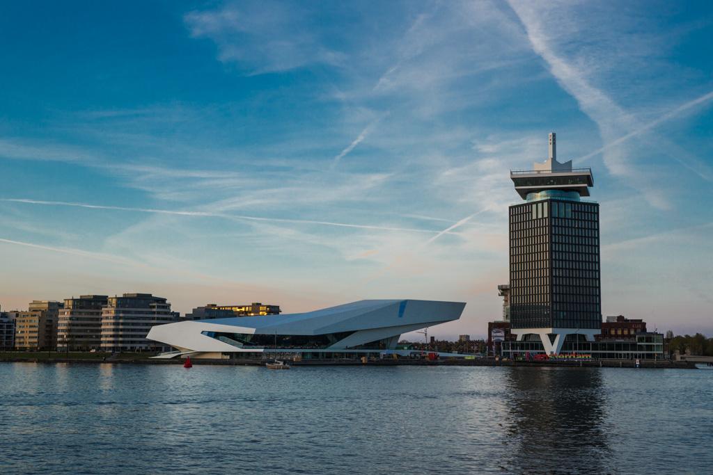 Impossible de manquer l’A’DAM Tower, que l’on aperçoit dès que l’on arrive à Amsterdam Centraal