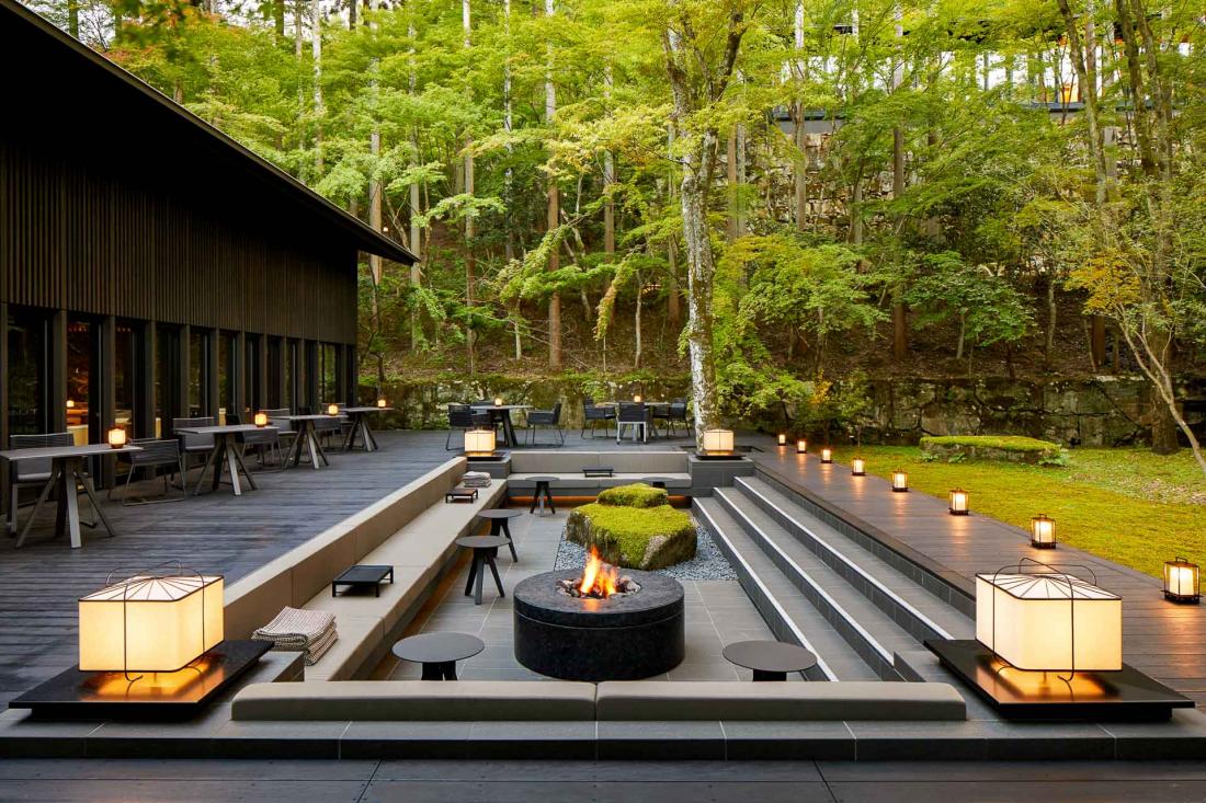 Il s’ouvre sur une grande terrasse et sur le jardin Kerry Hill, nommé en hommage à l’architecte de légende