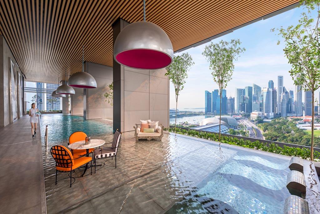 L’un des points forts de l’hôtel : sa spectaculaire piscine infinity avec vue sur la skyline singapourienne