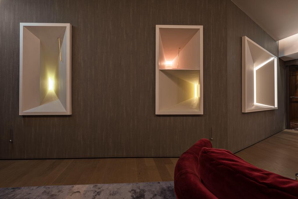 Dans les couloirs, des installations lumineuses de l’artiste italien Mario Nanni