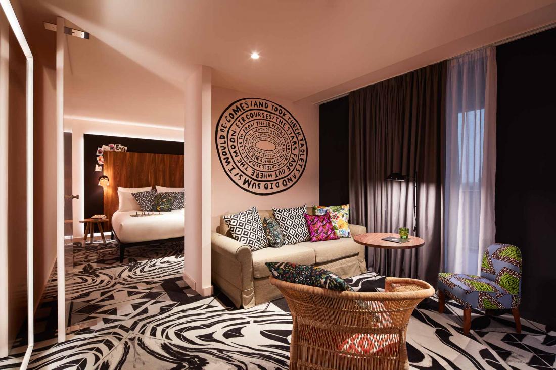 Les chambres XXL Mama, les plus spacieuses de l’hôtel, offrent le confort d’un coin salon