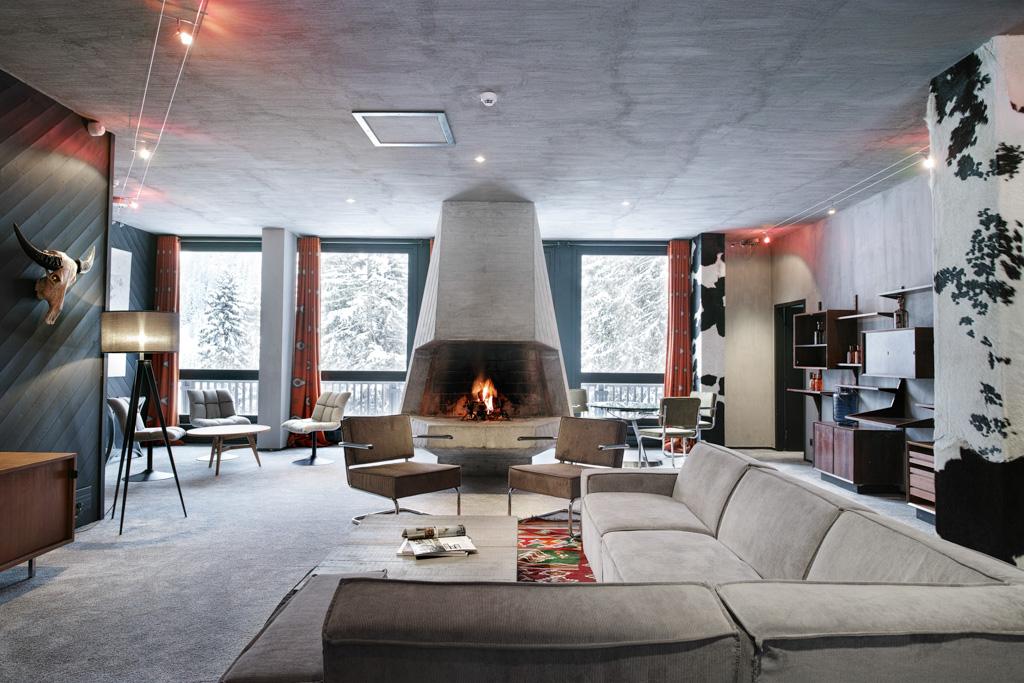 L’hôtel dispose également d’un vaste loft avec cheminée Marcel Breuer et une vaste terrasse plein sud