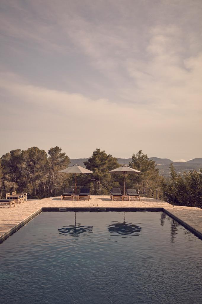 Des DJ sets sont programmés pendant l’été au bord de la piscine