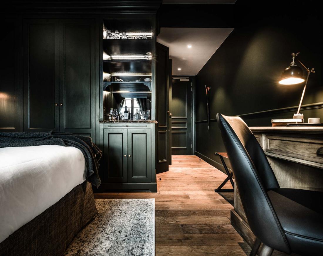 Parquet, lit XXL, secrétaire et éclairage intimiste, le décor des chambres est particulièrement léché