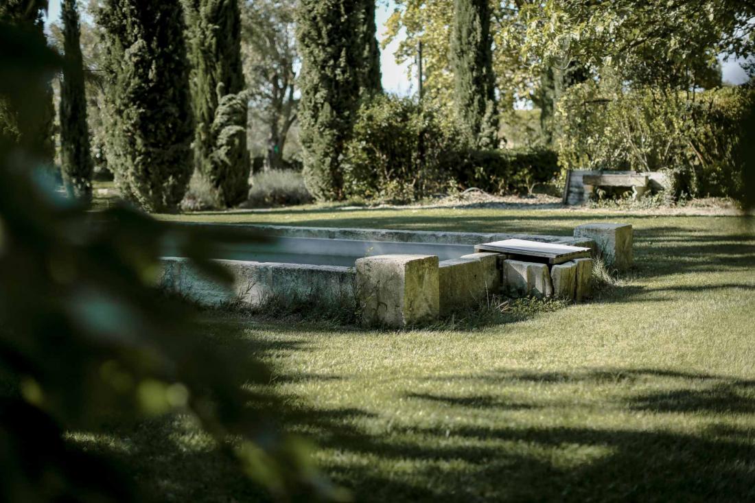 Son domaine de 18 hectares comporte un jardin provençal avec bassin, pinède, piscine et ferme en permaculture.