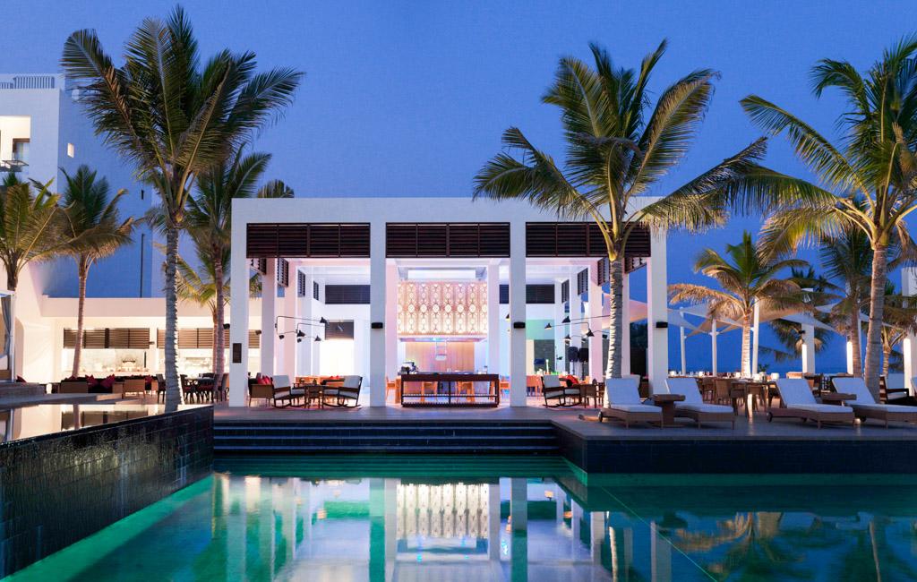 Le resort propose trois restaurants et bars : Al Mina, le bar de plage...