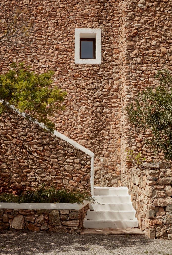 La ferme en elle-même, typique du style ibicenco, a été transformée en hôtel au luxe discret