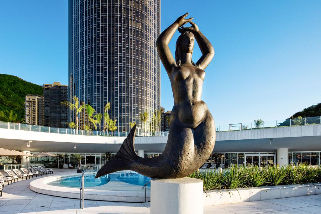 Au bord de la piscine, la sculpture « Sereia » de Alfredo Ceschiatti, l’une des nombreuses œuvres d’art de l"établissement