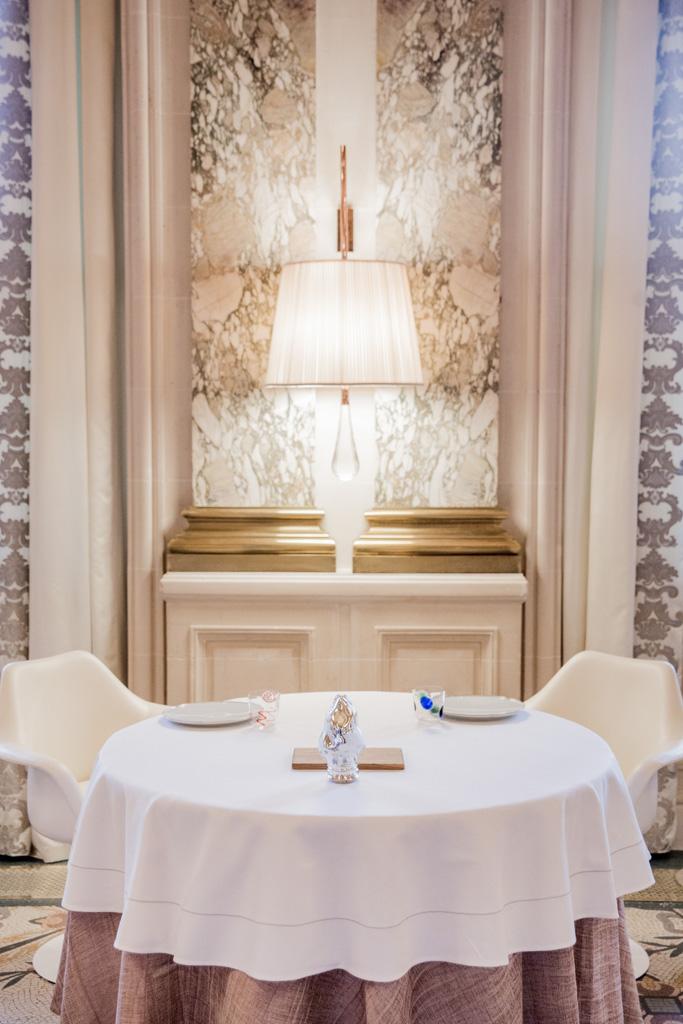 Philippe Starck propose le meilleur des deux mondes : le faste classique français sublimé par le design contemporain