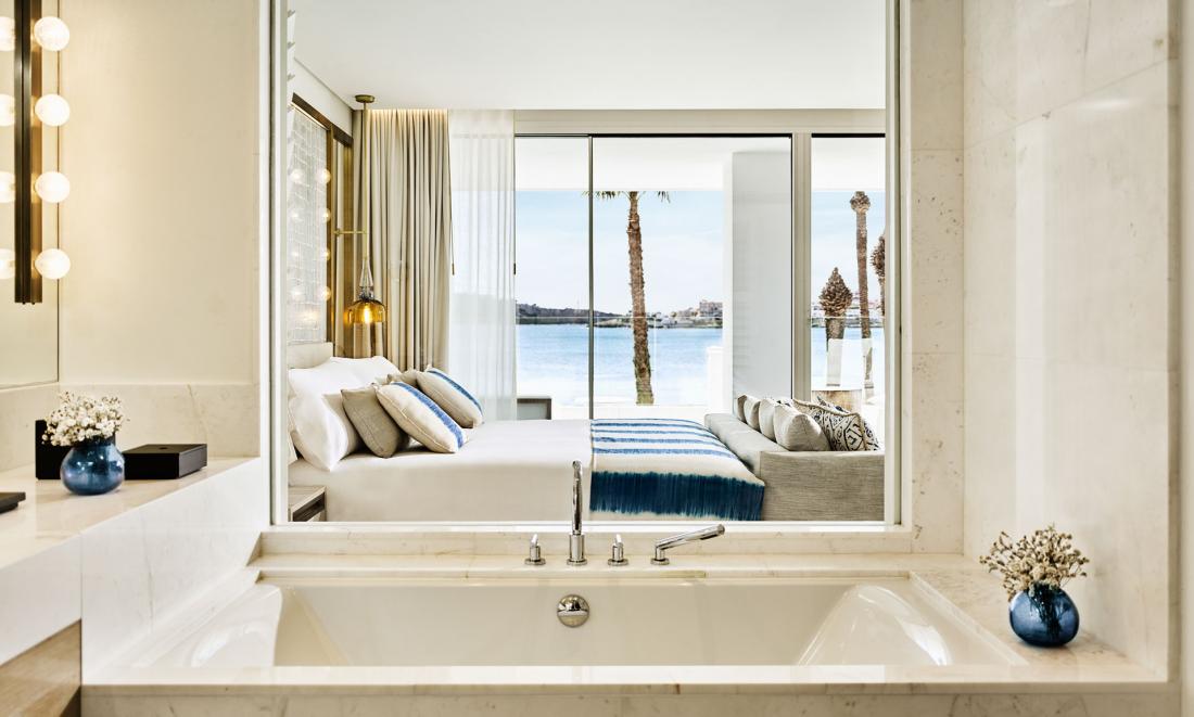 Les salles de bain sont ouvertes sur la chambre...