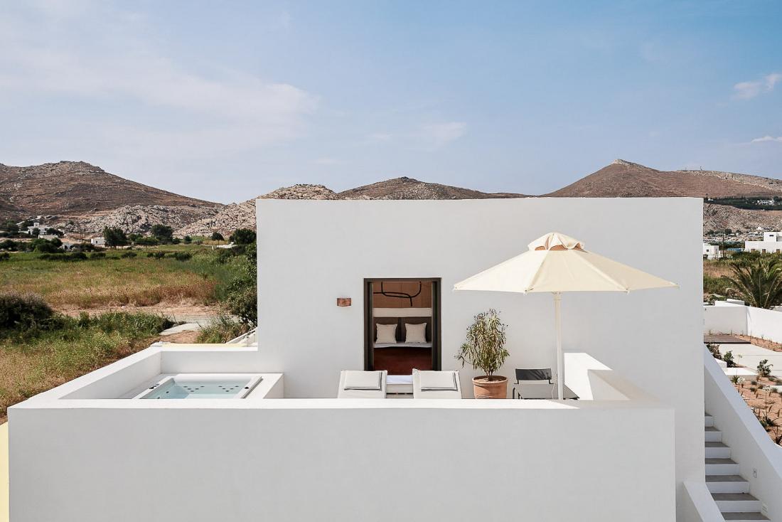 Autre suite signature du Parilio, l’Uranus Suite dotée d’une terrasse privée et d’un jacuzzi