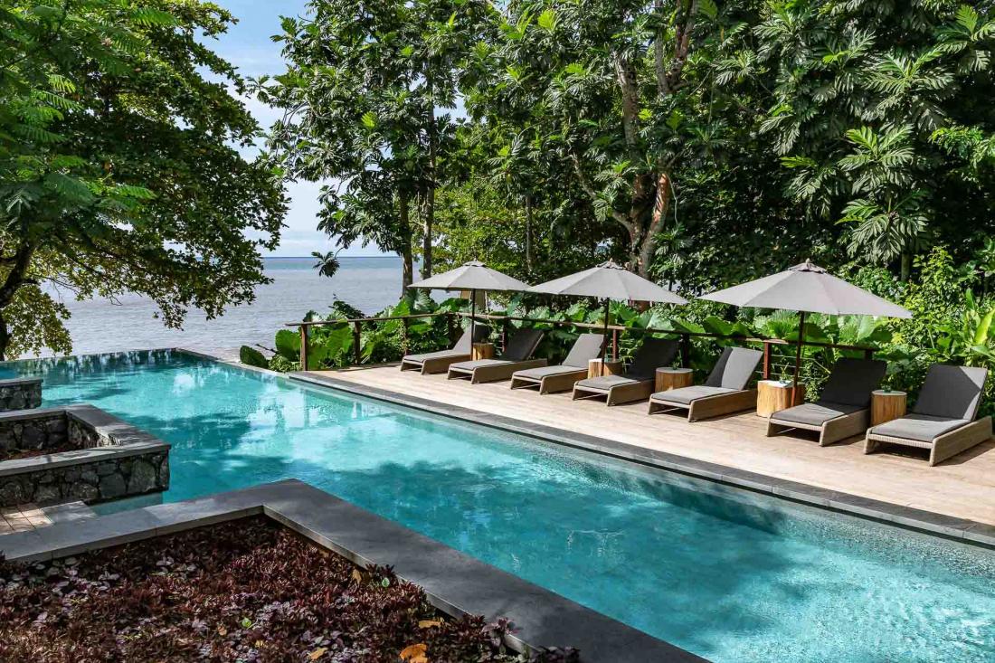 De jour comme de nuit, une piscine bleu azur toute en longueur où se prélasser à l’abri des regards