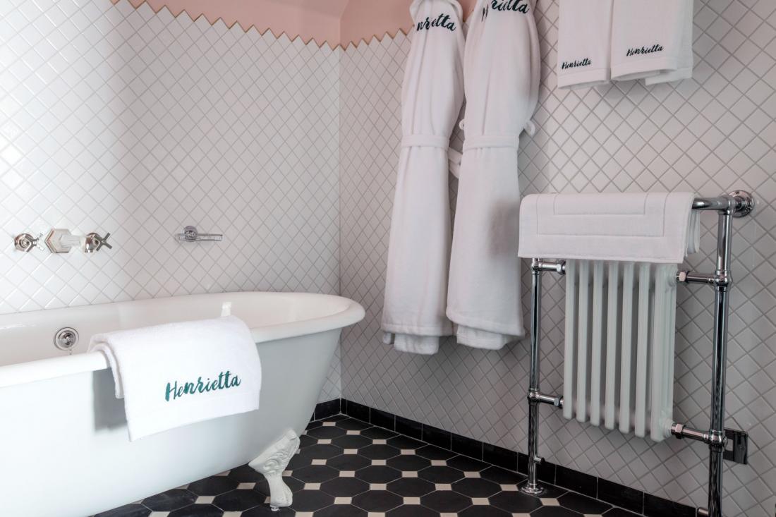 Elle dispose également d’une baignoire à pieds...