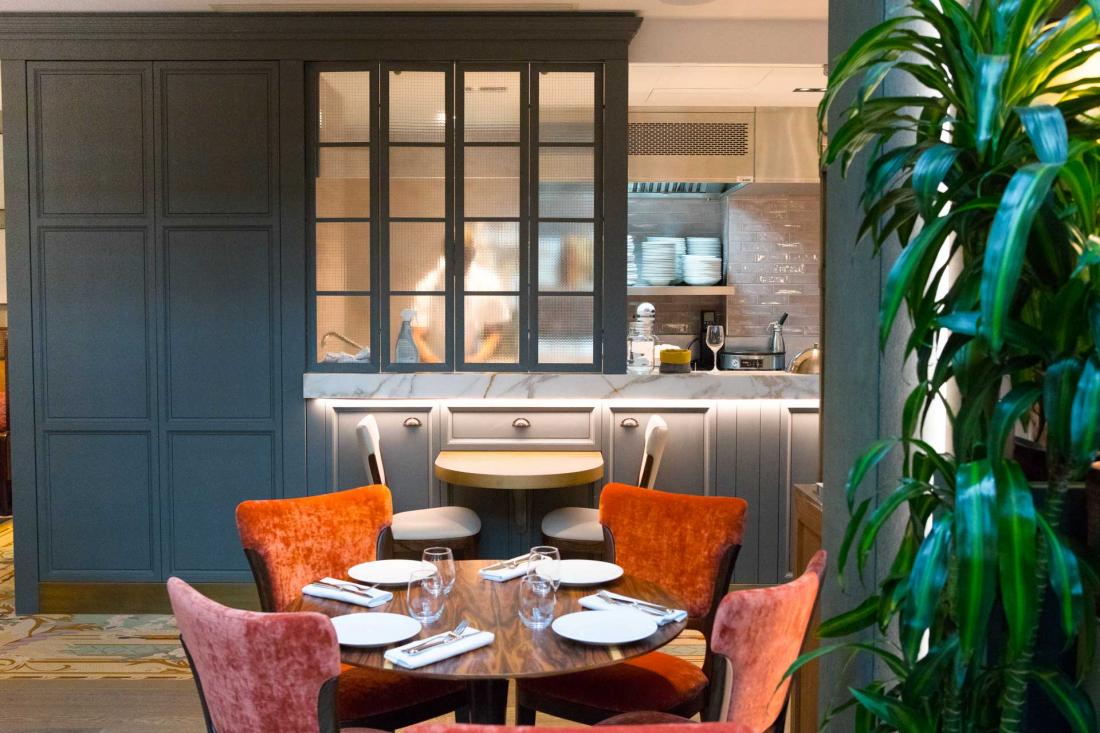 Le vaste restaurant, véritable lieu d’ancrage dans le quartier, est signé du fameux restaurateur parisien David Lanher