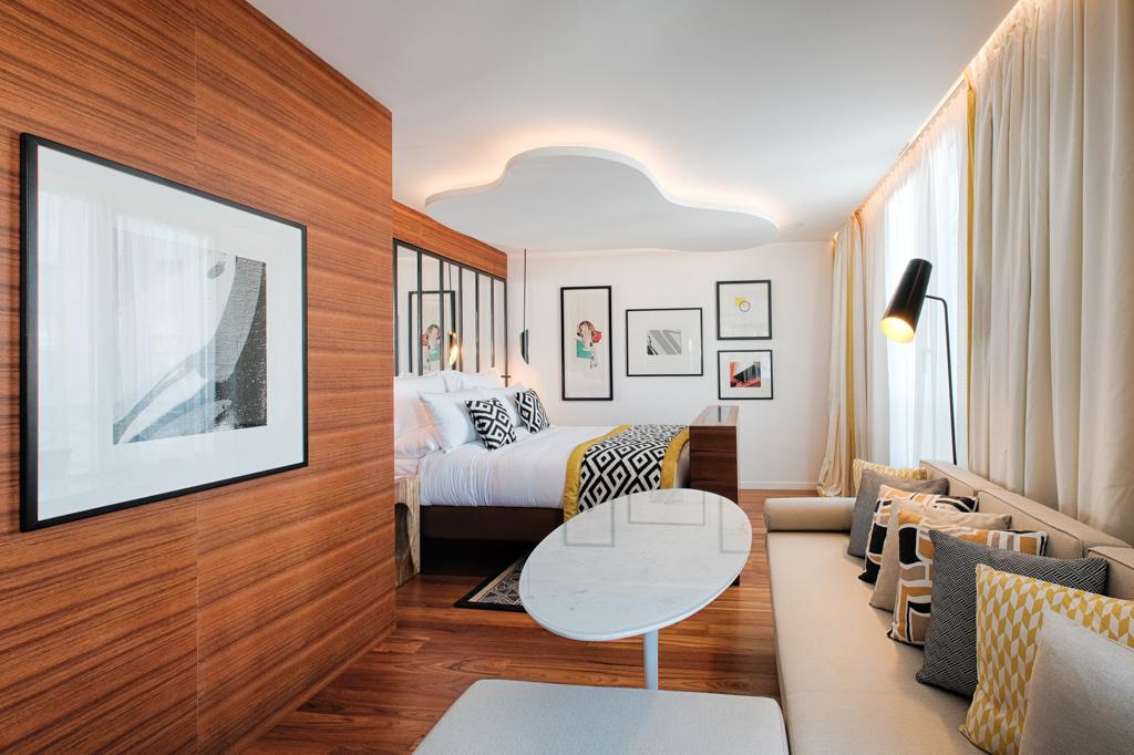 On retrouve notamment aux murs une sélection d’oeuvres de cinq artistes contemporains rendant hommage à Paris