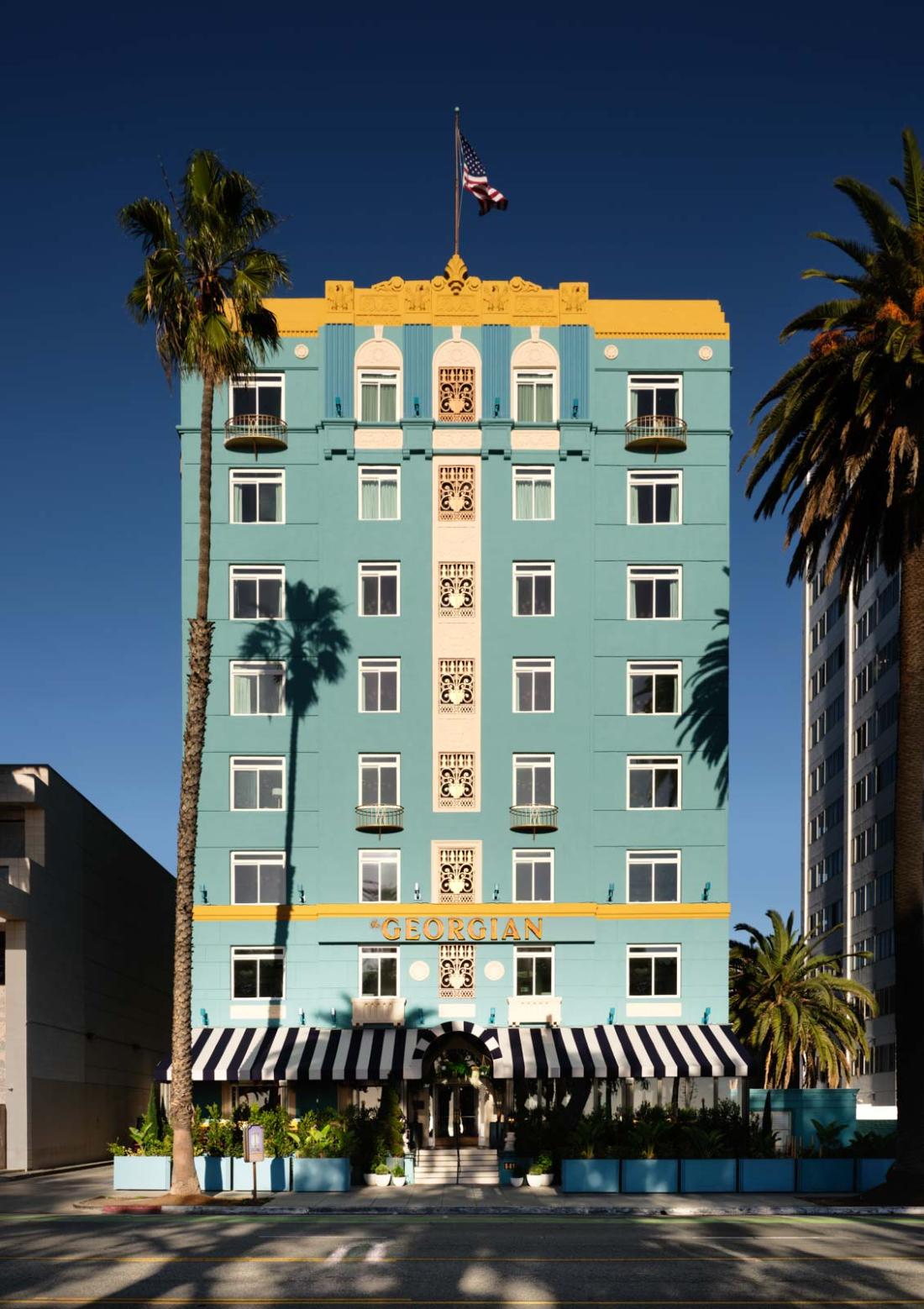 Surplombant la plage de Santa Monica, l’incontournable façade turquoise du bâtiment occupe une place de choix sur Océan Avenue