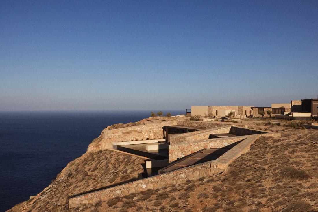 Le bâtiment principal, comme ancré dans la roche, épouse parfaitement le relief naturel Le bâtiment principal, comme ancré dans la roche, épouse parfaitement le relief naturel