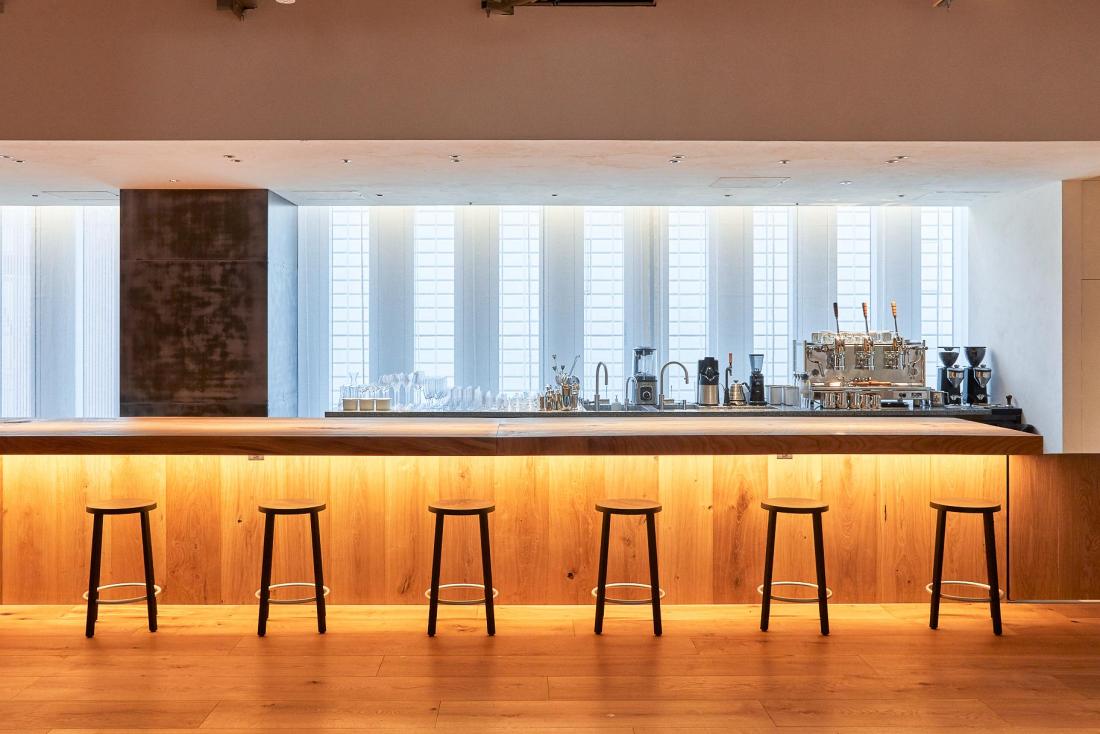 Des cafés et thés sélectionnés avec soin et des cocktails sont servis derrière le long comptoir en bois de camphre.