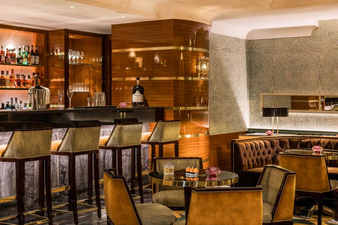 Au Bar Américain, l’on déguste les meilleurs cocktails et une sélection raffinée de Porto.