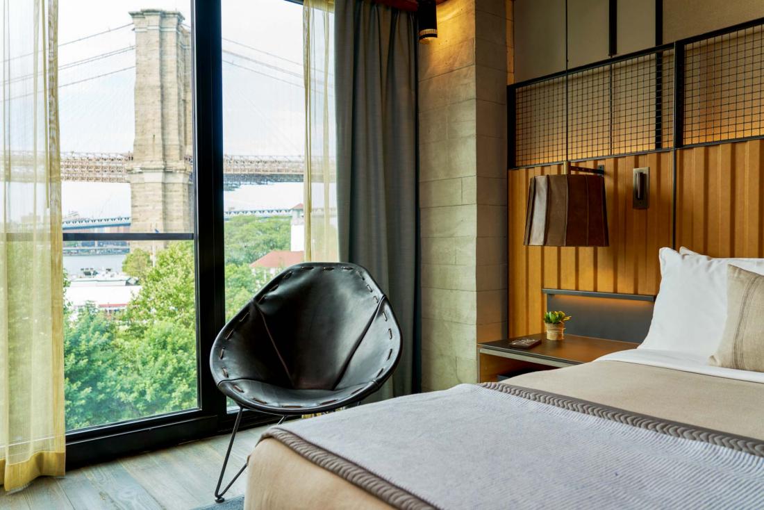 D’autres chambres et suites offrent, quant à elles, des vues à couper le souffle sur l’iconique Brooklyn Bridge