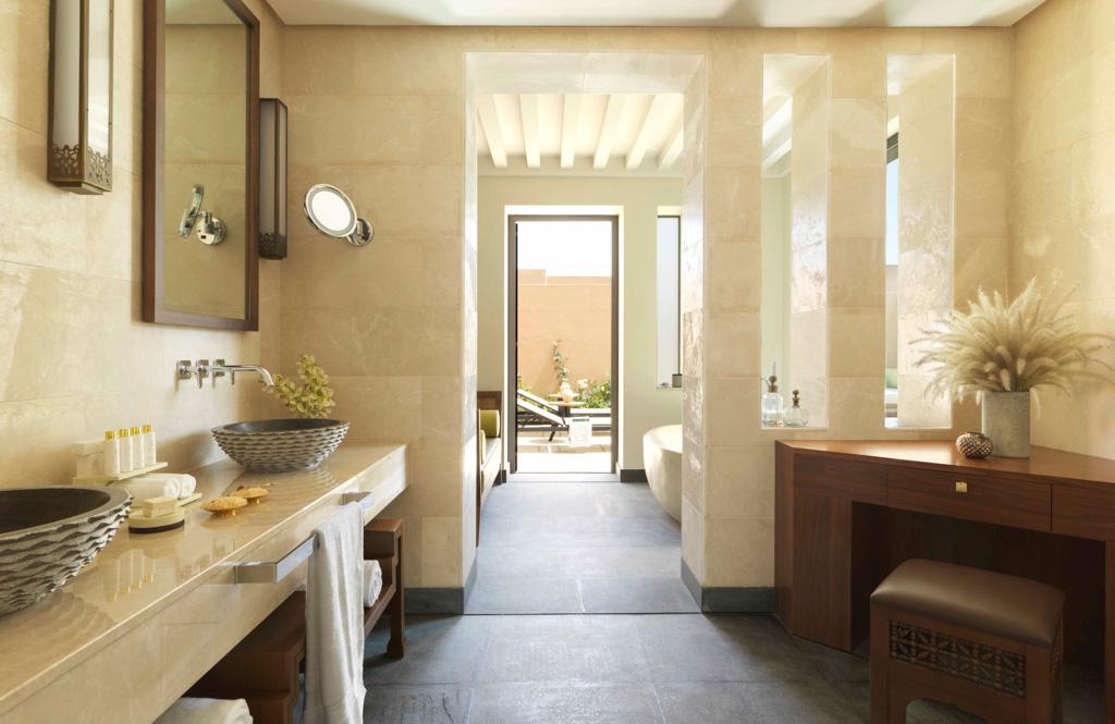 Les salles de bain sont un modèle de luxe contemporain