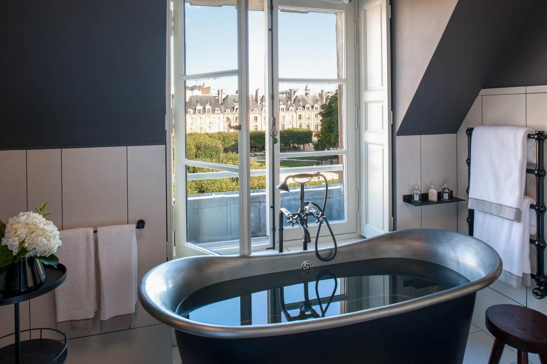 Dans la chambre Deluxe 303, on prend son bain en profitant de la vue