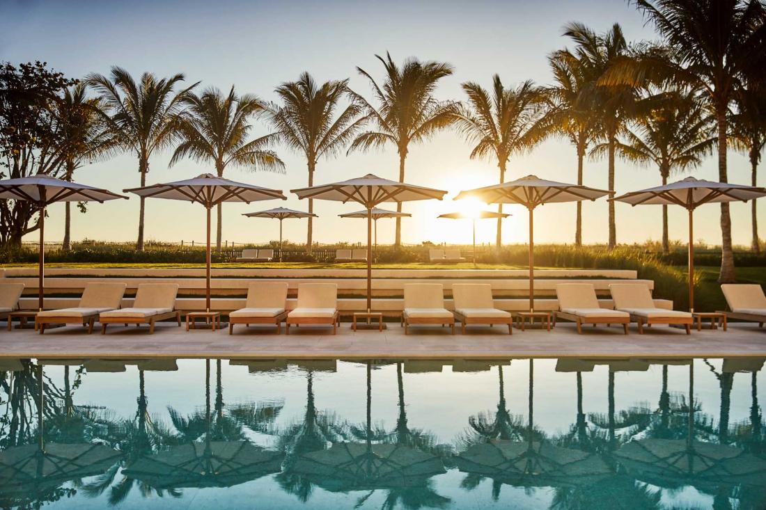 Lieu de villégiature chic, le Four Seasons Hotel at The Surf Club compte pas moins de 3 piscines...