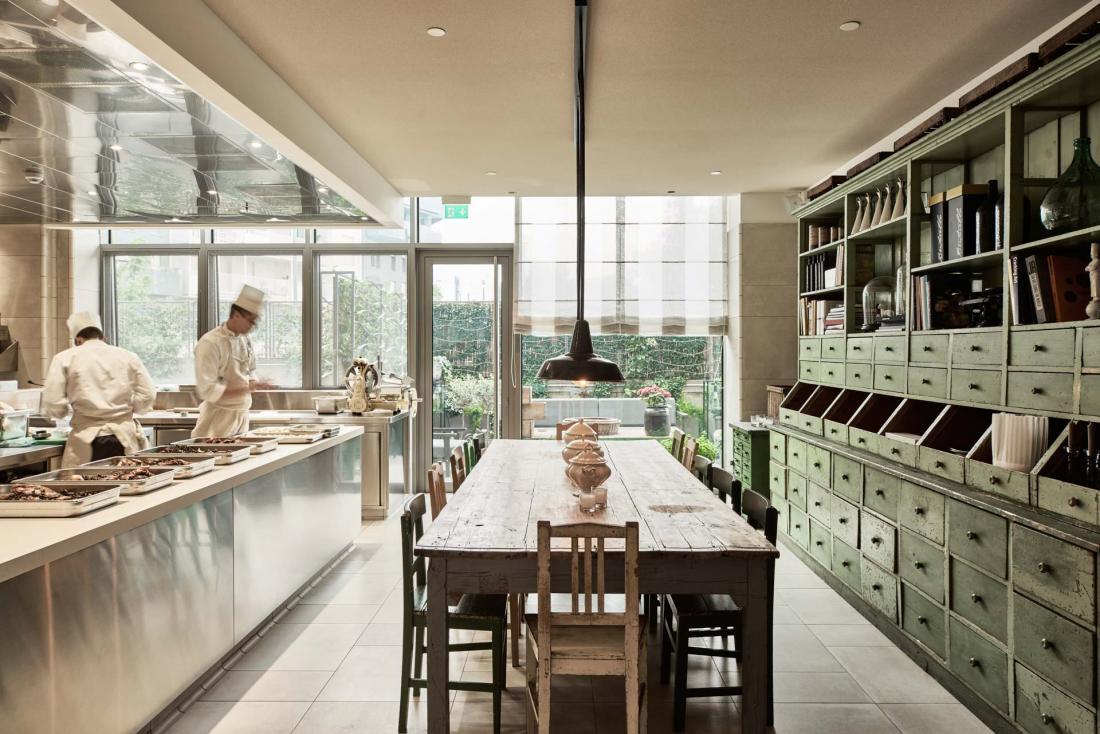 Quant à La Cucina (The Kitchen), elle abrite la table d’hôtes du chef, privatisable jusqu’à 14 personnes