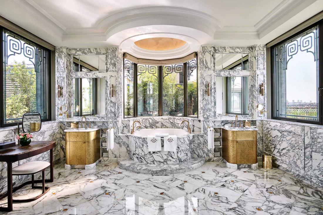 La salle de main, entièrement habillée de marbre, et dotée d’un jacuzzi témoigne de l’opulence de la Suite Belle Étoile