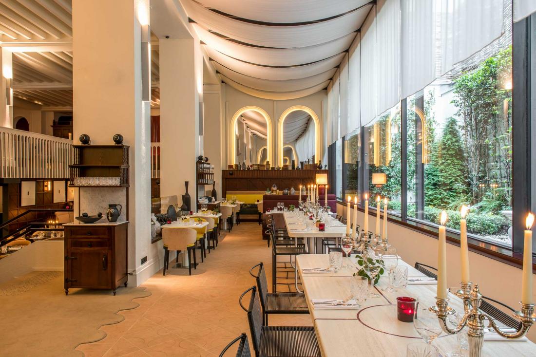 En bas et s’ouvrant sur une cour-jardin, un vaste restaurant célébrant une « cuisine de tribu »
